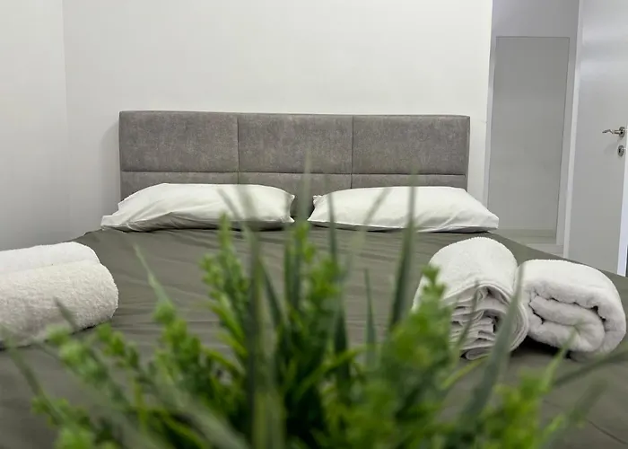 Center, Selvia White Apartment