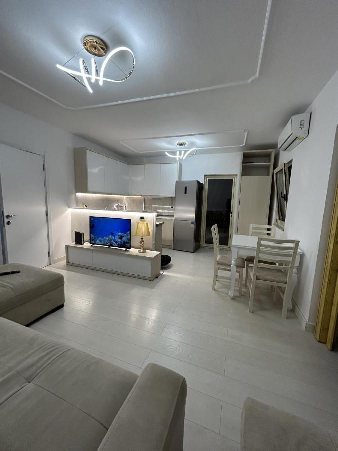 Apartament Center, Selvia White